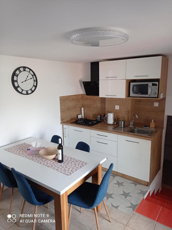 Apartman JulRich Vrbov Bagian luar foto
