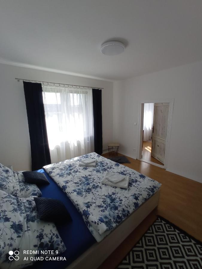 Apartman JulRich Vrbov Bagian luar foto