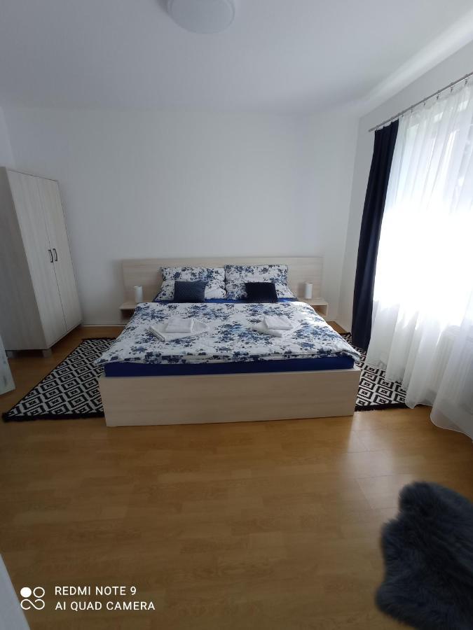 Apartman JulRich Vrbov Bagian luar foto