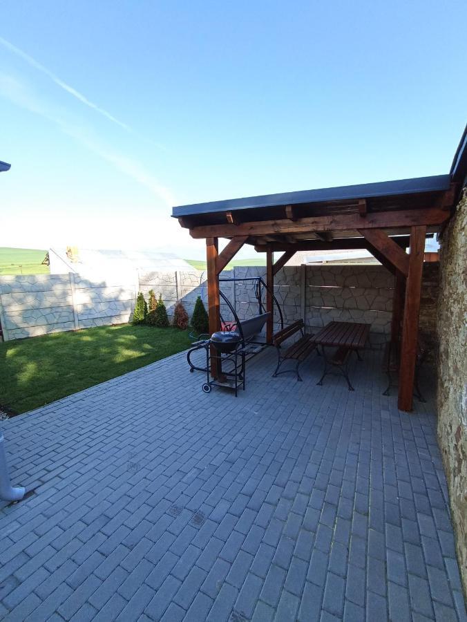 Apartman JulRich Vrbov Bagian luar foto