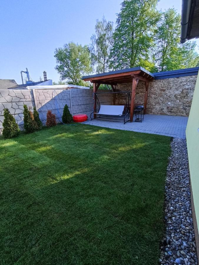 Apartman JulRich Vrbov Bagian luar foto