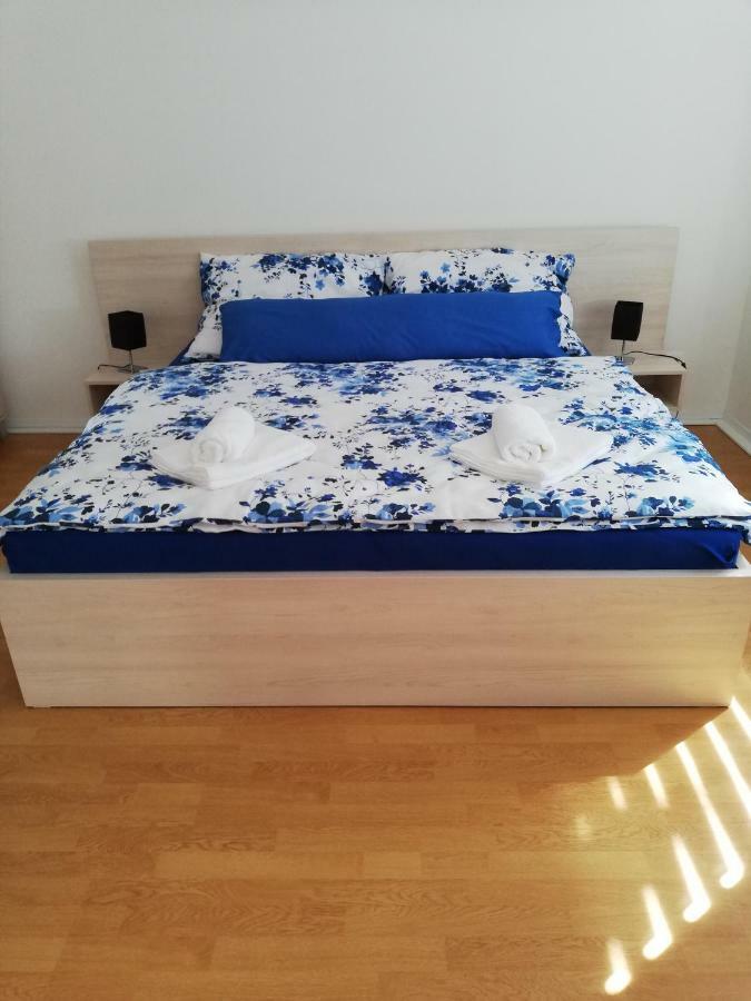 Apartman JulRich Vrbov Bagian luar foto