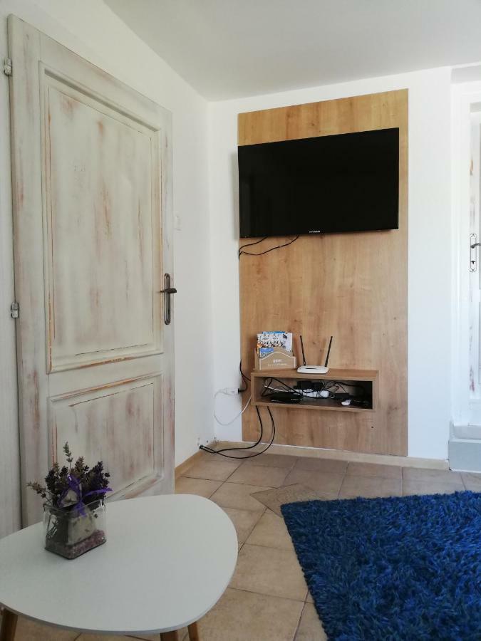 Apartman JulRich Vrbov Bagian luar foto