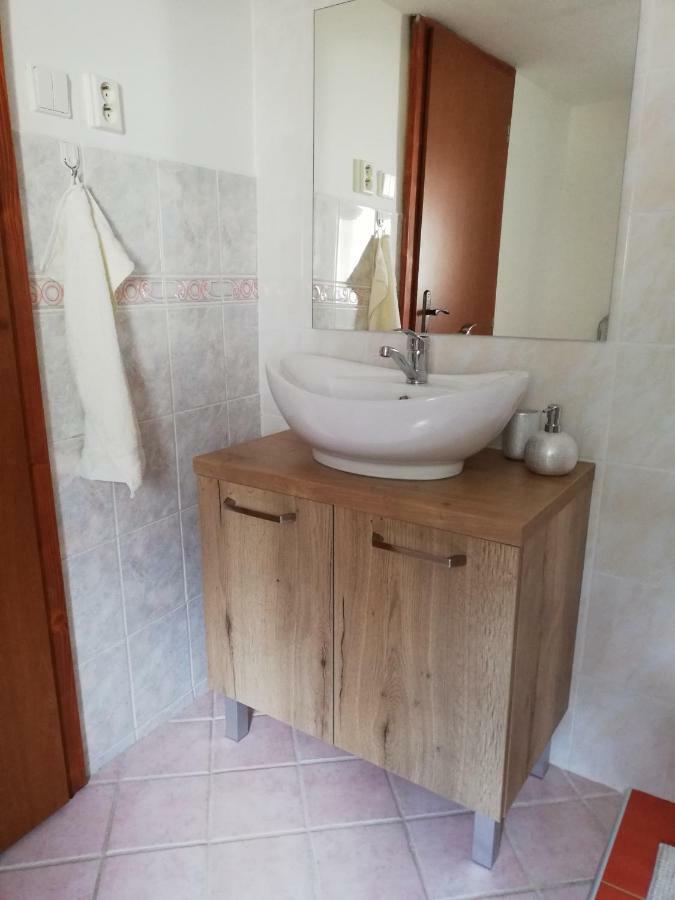 Apartman JulRich Vrbov Bagian luar foto