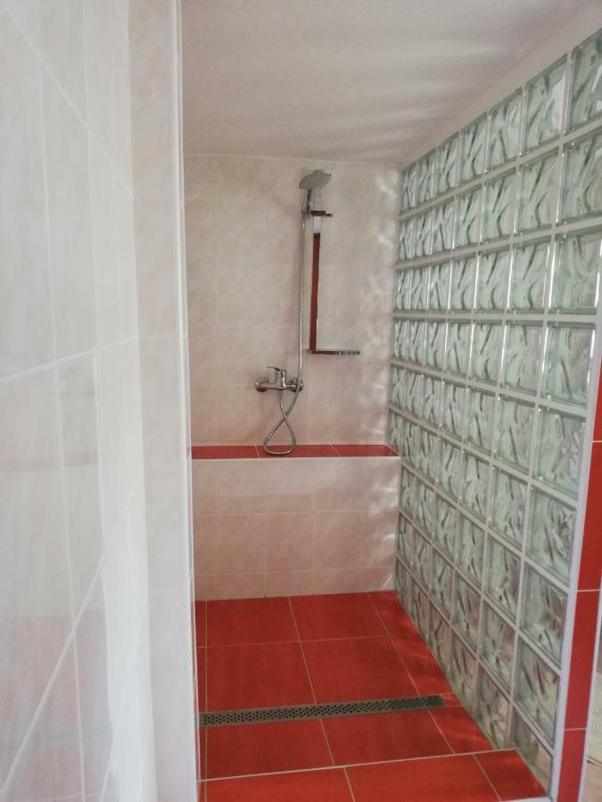 Apartman JulRich Vrbov Bagian luar foto
