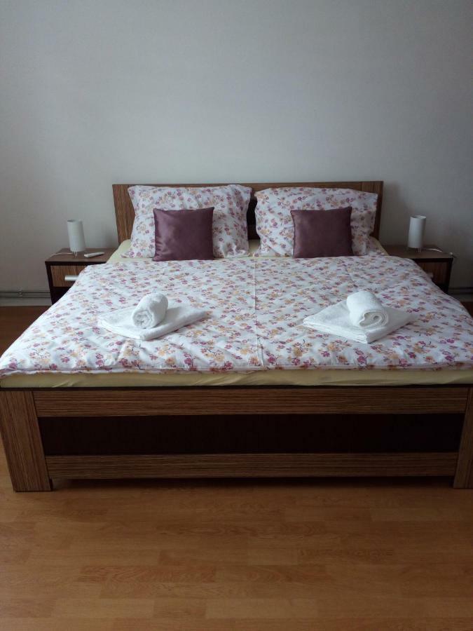 Apartman JulRich Vrbov Bagian luar foto