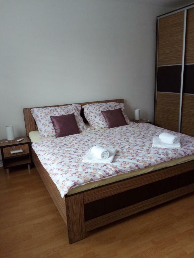 Apartman JulRich Vrbov Bagian luar foto